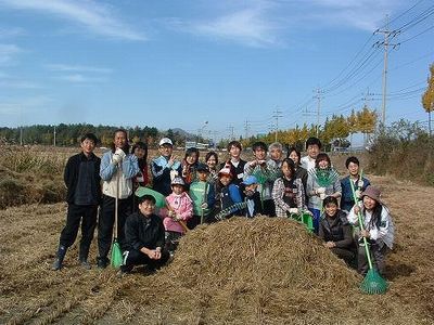 【画像】日韓バイカモ交流2008（韓国江華島バイカモ保全地）での記念撮影の様子