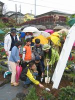 【画像】開園10周年記念式典でのつるバラの記念植樹のようす 【画像】開園10周年記念式典でのつるバラの記念植樹のようす