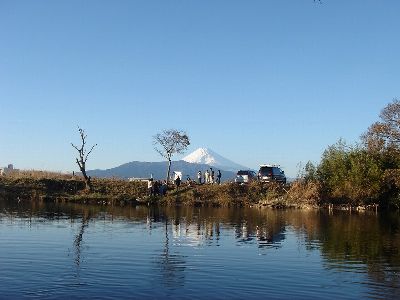 【画像】富士山を背景にした松毛川