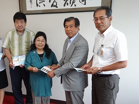 三島市長への贈呈式